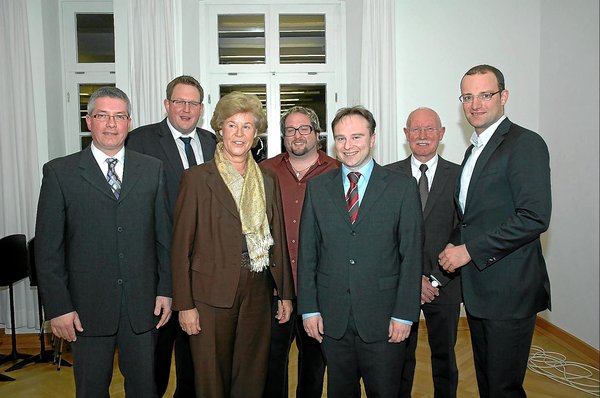 Beim Neujahrsempfang (v.l.): Ulrich Helmich (CDU-Bürgermeisterkandidat), Markus Jasper, Bärbel Pieper, Raimund Stroick (Moderator), Bürgermeister Dr. Kai Zwicker, Bernhard Probst und Jens Spahn Beim Neujahrsempfang (v.l.): Ulrich Helmich (CDU-Bürgermeisterkandidat), Markus Jasper, Bärbel Pieper, Raimund Stroick (Moderator), Bürgermeister Dr. Kai Zwicker, Bernhard Probst und Jens Spahn